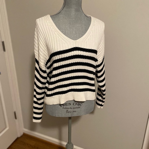 Abercrombie & Fitch V-Neck Sweater - White and Black Stripes - Picture 10 of 14